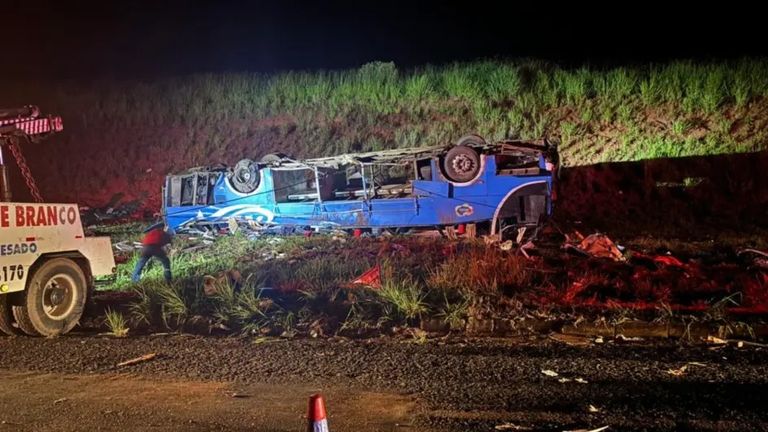 مقتل 6 وإصابة 46 راكبا جراء انقلاب حافلة في البرازيل - صورة 1