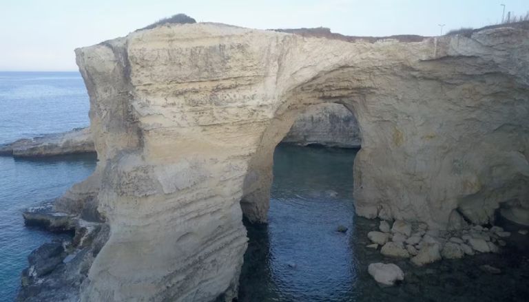 تفاصيل انهيار قوس العشاق في إيطاليا بعد عيد الحب.. انهيار «قوس العشاق» بعد أحوال جوية سيئة في إيطاليا - صورة 1