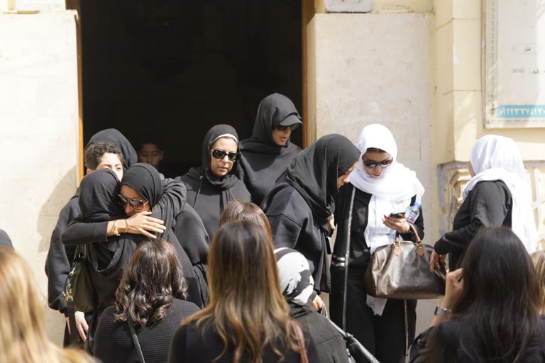 ريم مصطفى تنهار في جنازة والدتها (صور) - صورة 1