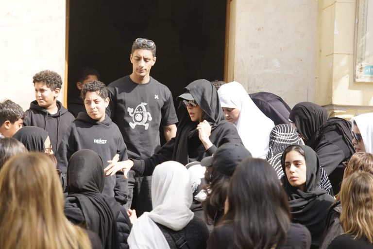ريم مصطفى تنهار في جنازة والدتها (صور) - صورة 2