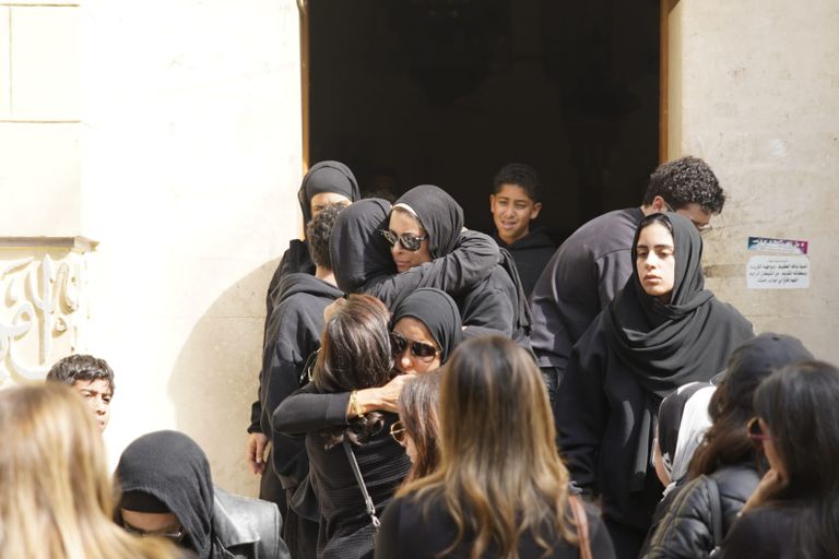 ريم مصطفى تنهار في جنازة والدتها (صور) - صورة 3