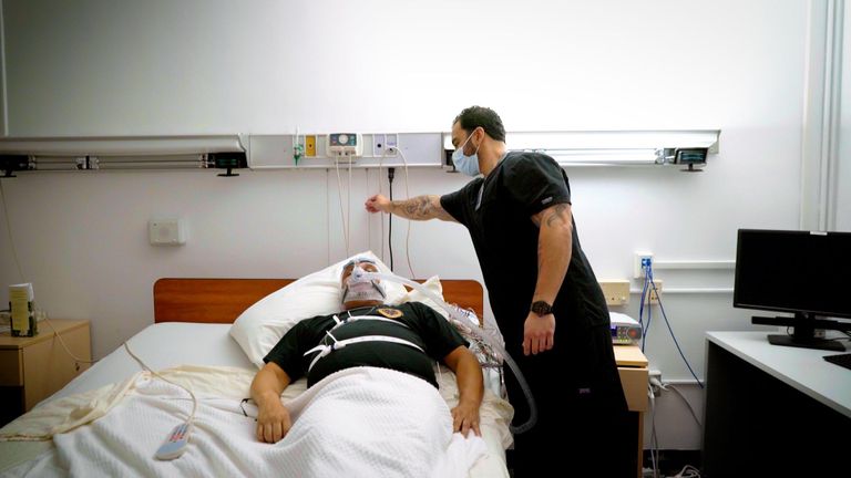مدينة الشيخ شخبوط الطبية.. علاج تحفيزي لمرضى انقطاع النفس أثناء النوم - صورة 1