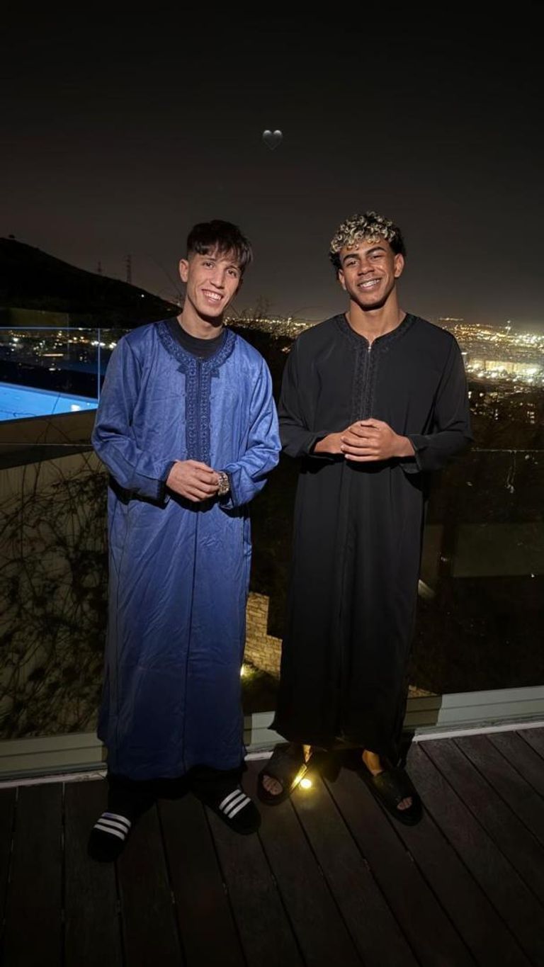 بالزي المغربي.. شاهد احتفال لامين يامال بأول أيام شهر رمضان (صورة) - صورة 1