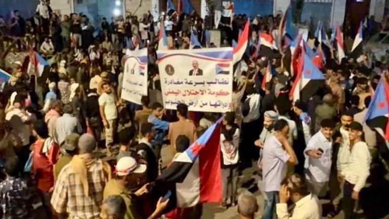 12 مصابا في صفوف المتظاهرين أمام قصر معاشيق بعدن - صورة 1