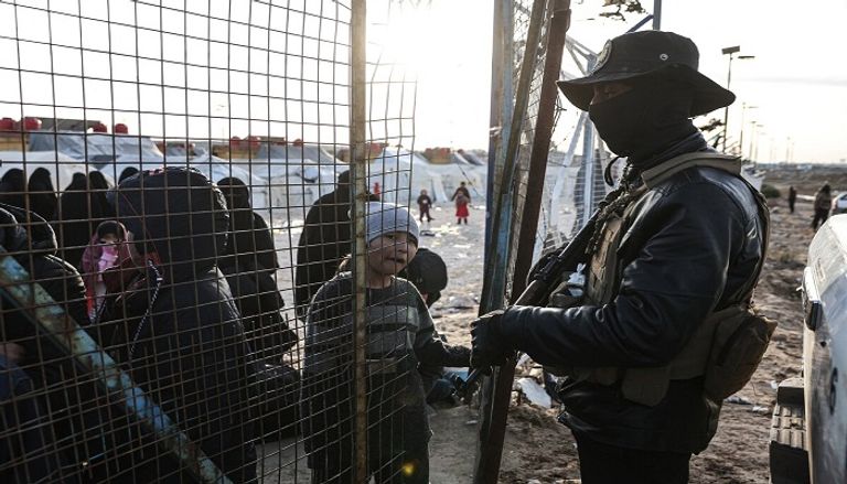 &laquo;فوضى الهول&raquo; تهدد سوريا.. هروب جماعي ينذر بإحياء داعش - صورة 1