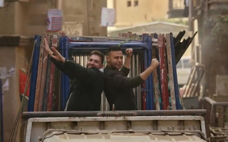 مسلسل الكينج الحلقة 5.. «حمزة» يغادر مصر لعقد صفقة سلاح - صورة 1