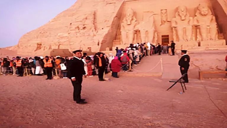أبوسمبل تشهد تعامد الشمس على وجه رمسيس الثاني.. مشهد يخطف أنظار العالم - صورة 1