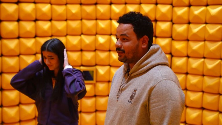 هل يتقاضى أجره بالدولار؟.. مصطفى غريب يرد في &laquo;رامز ليفل الوحش&raquo; - صورة 1