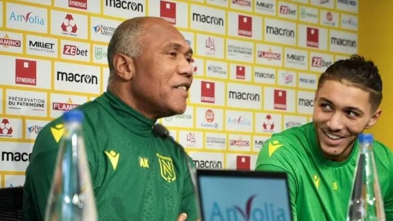 أنطوان كومباريه وخوان حاجام استبعد لاعباً جزائرياً.. مدرب يرفض صيام اللاعبين المسلمين في الدوري الفرنسي - صورة 1