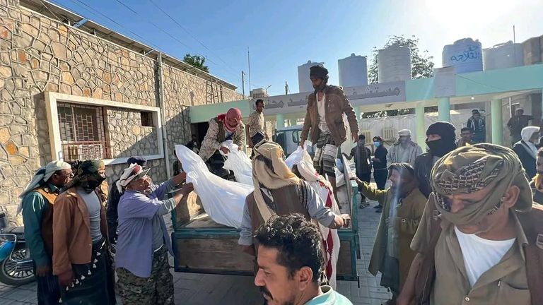 مصرع 16 شخصا جراء حادث مروع في أبين اليمنية - صورة 1