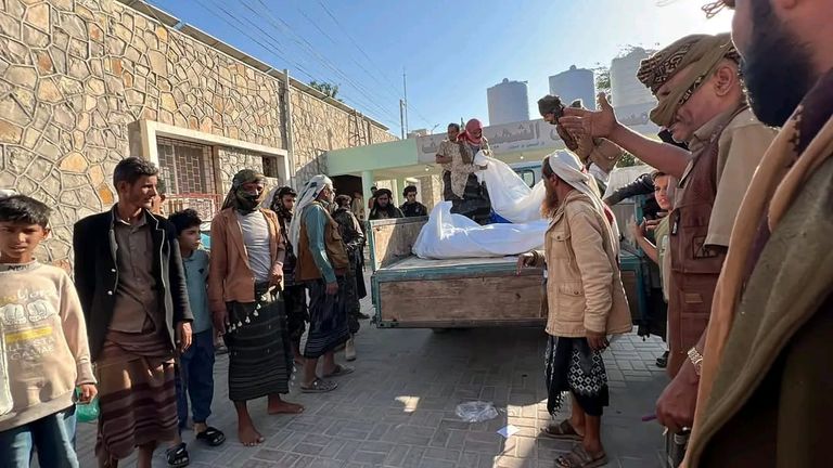 مصرع 16 شخصا جراء حادث مروع في أبين اليمنية - صورة 2
