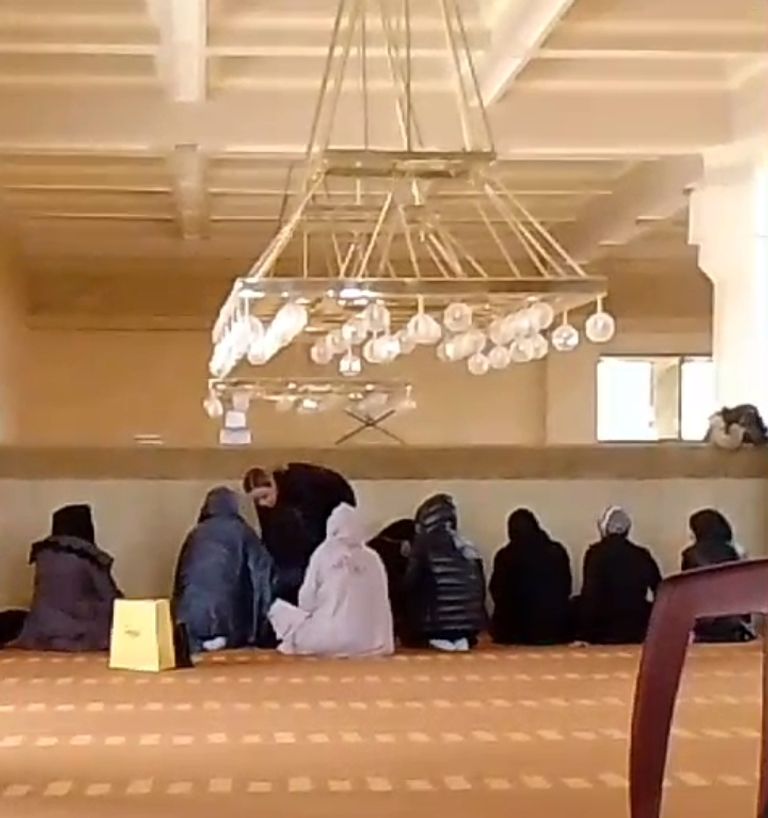 انهيار زينة ووالدتها أمام جثمان شقيقها بمسجد حسن الشربتلي - صورة 1