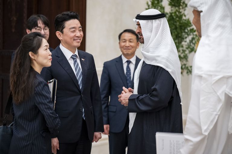 محمد بن زايد يتسلم رسالة من الرئيس الكوري.. تعزيز الشراكة الاستراتيجية - صورة 1