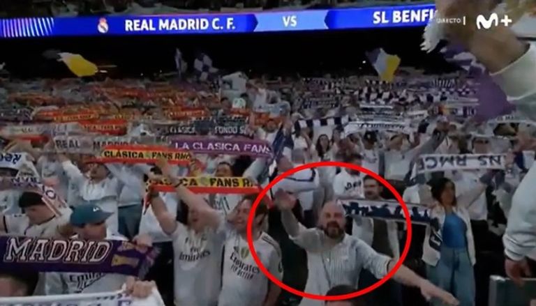 رغم محاربة العنصرية.. مشجع مدريدي يؤدي التحية النازية في مباراة بنفيكا (فيديو) - صورة 1