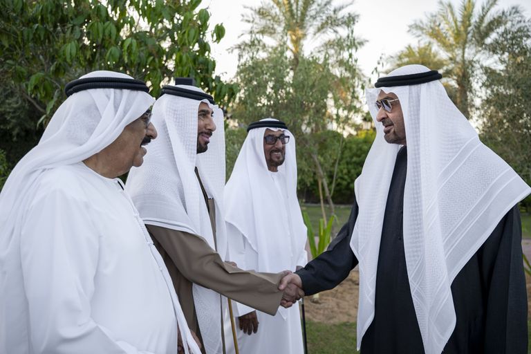 محمد بن زايد يحضر أول لقاء يجمع شخصيات شهدت مراسم رفع علم الاتحاد مع المؤسس الشيخ زايد - صورة 1