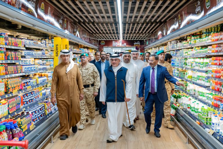 ولي عهد البحرين يتفقد الأسواق ميدانيا.. تأكيد على وفرة السلع واستدامة سلاسل الإمداد - صورة 1