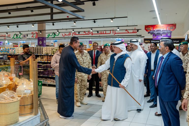 ولي عهد البحرين يتفقد الأسواق ميدانيا.. تأكيد على وفرة السلع واستدامة سلاسل الإمداد - صورة 2