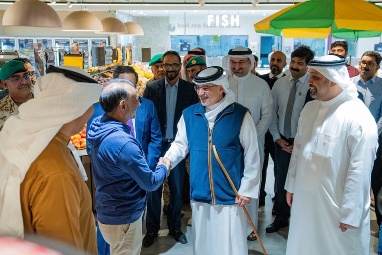 ولي عهد البحرين يتفقد الأسواق ميدانيا.. تأكيد على وفرة السلع واستدامة سلاسل الإمداد - صورة 3