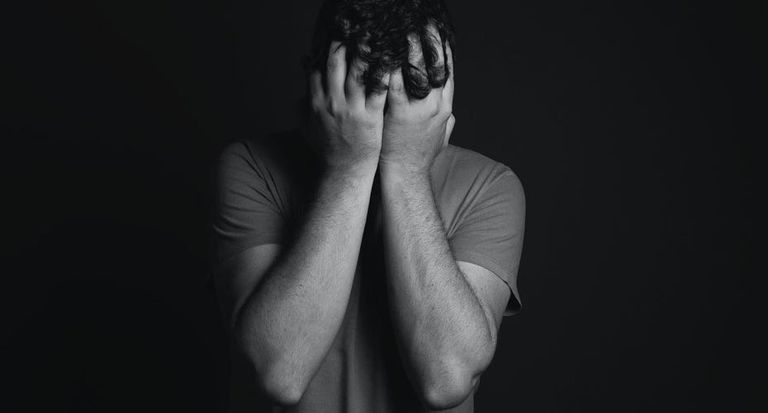 أربع سلوكيات تلقائية تزيد قلقك الاجتماعي بدل أن تخففه - صورة 1