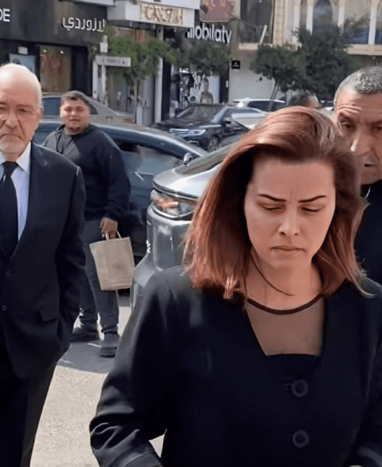 انهيار نور اللبنانية لحظة وصول جثمان زوجها إلى كنيسة القديس كيرلس - صورة 2