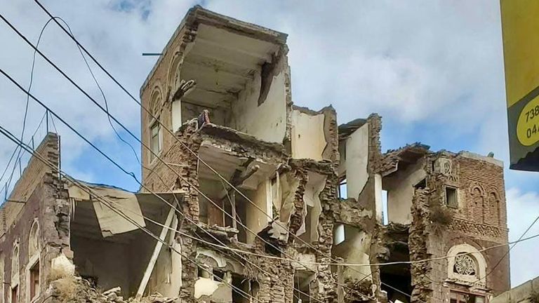 جريمة حوثية.. انهيار مبنى تاريخي عمره 500 عام في إب اليمنية - صورة 1