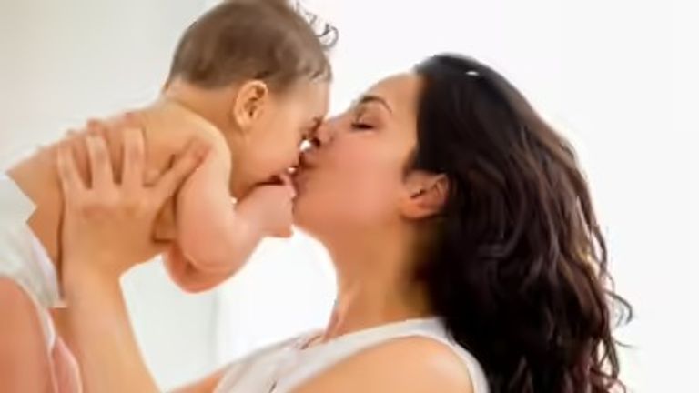 تجنب تقبيل المواليد الجدد.. خبراء الصحة يحذرون من مخاطر العدوى على حديثي الولادة - صورة 1