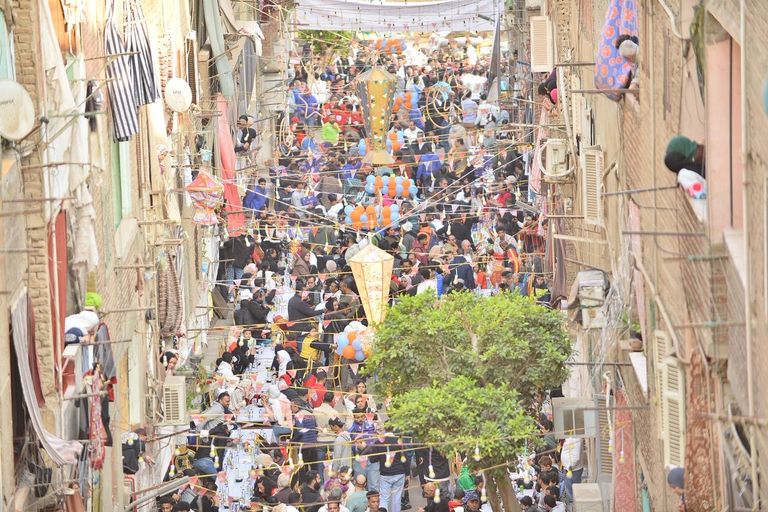 فرحة جمعت آلاف الصائمين.. أبرز مشاهد إفطار المطرية 2026 في مصر - صورة 2