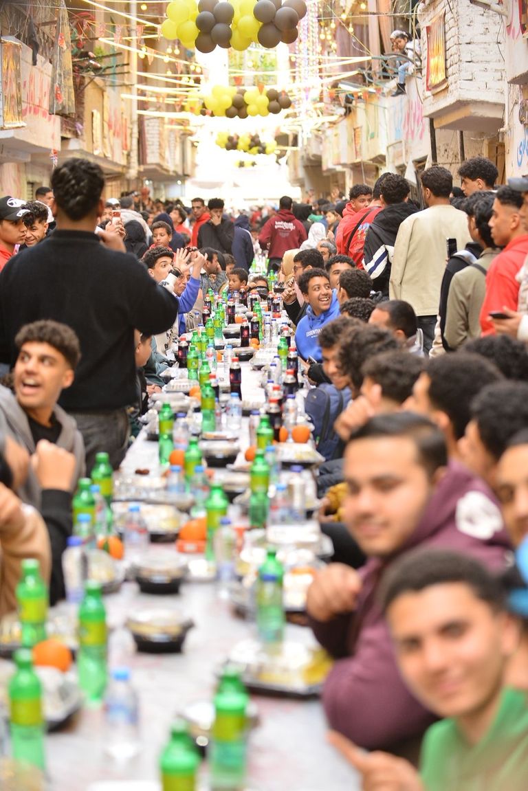 فرحة جمعت آلاف الصائمين.. أبرز مشاهد إفطار المطرية 2026 في مصر - صورة 3