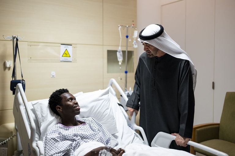 محمد بن زايد يزور عددا من المصابين الذين يتلقون العلاج في المستشفى - صورة 2