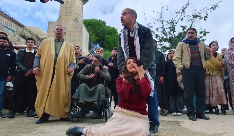 الحلقة 19 من مسلسل مولانا.. محاولة قتل زينة وسط الحشود - صورة 1