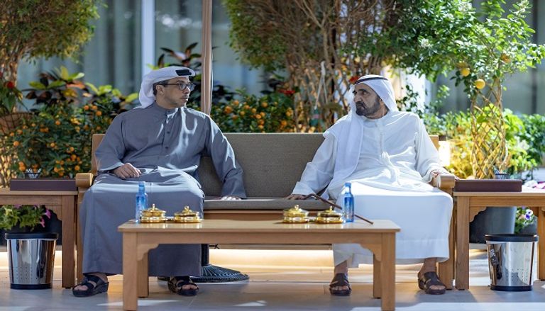 محمد بن راشد ومنصور بن زايد يبحثان سبل تعزيز مسيرة التنمية الشاملة في الإمارات - صورة 1