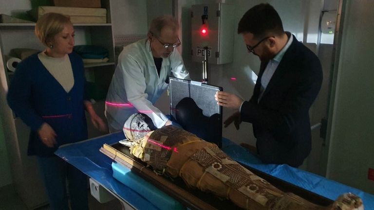 طفل مصري مُحنط منذ أكثر من ألفي عام.. الأشعة المقطعية تكشف قصته (خاص) - صورة 2