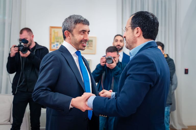 عبدالله بن زايد يبحث مع رئيس قبرص الاعتداءات الإيرانية الغاشمة - صورة 1