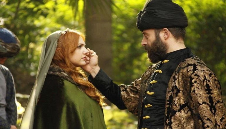 بعد 15 عاما من &laquo;حريم السلطان&raquo;.. خالد أرغنتش ومريم أوزرلي يجتمعان في &laquo;ربيع إيمروز&raquo; - صورة 2