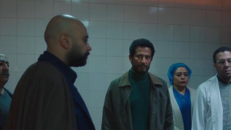 ملخص الحلقة 22 مسلسل &laquo;إفراج&raquo;.. عمرو سعد يتلاعب بأعصاب حاتم صلاح - صورة 1