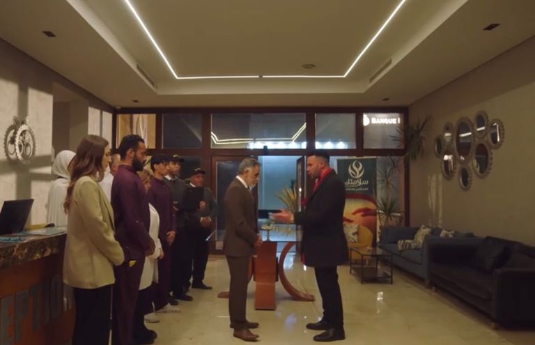 ملخص مسلسل الكينج الحلقة 26.. تفجير سيارة حمزة وتصاعد صراعات المافيا - صورة 1