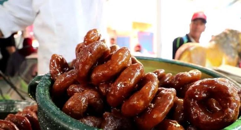 باجة التونسية تحتفي بـ&laquo;المخارق&raquo;.. حلوى رمضان تتحول موسما سياحيا شعبيا - صورة 1