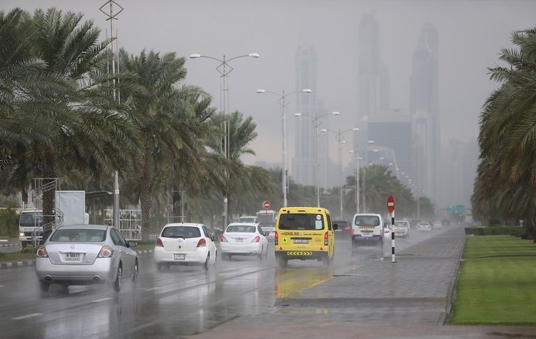 طقس الإمارات اليوم الثلاثاء.. أمطار خفيفة مع تراجع درجات الحرارة - صورة 1