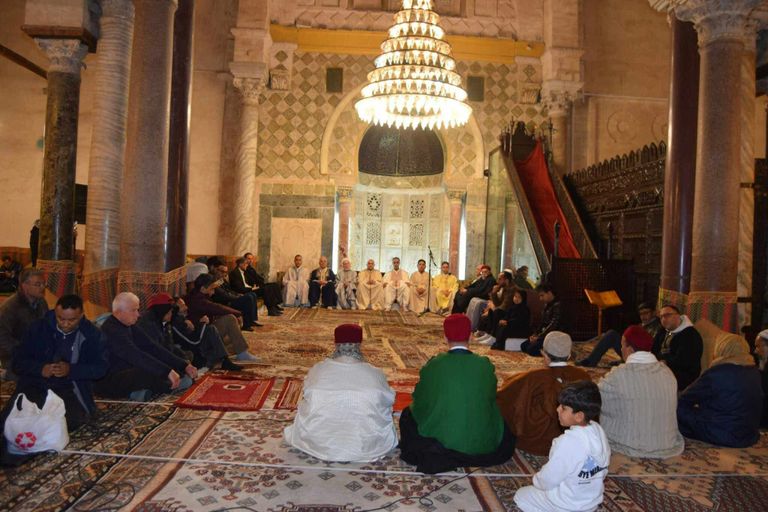 جامع عقبة بن نافع يستقبل الآلاف في ليلة القدر - صورة 1