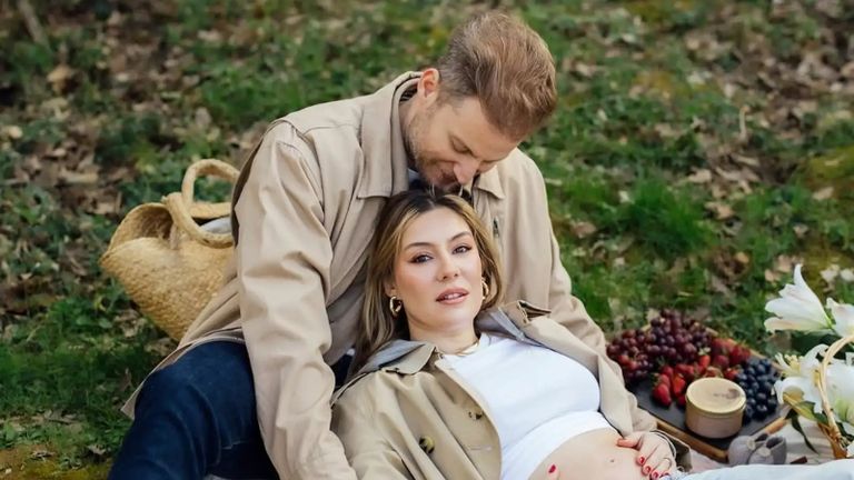 بعد عام من المأساة.. إيجة كوكنلي تفاجئ الجمهور بولادة ابنتها - صورة 2