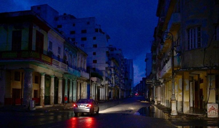 عودة الكهرباء في كوبا.. 29 ساعة من الشموع والمعاناة تحت الحصار - صورة 2