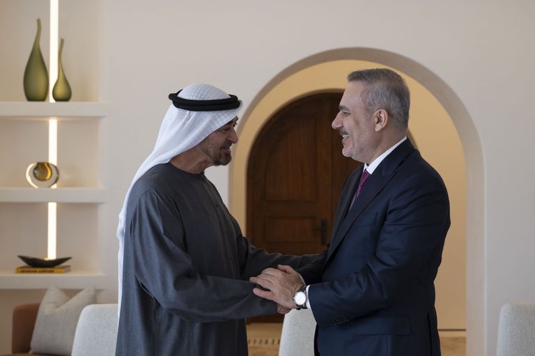 محمد بن زايد يبحث مع وزير الخارجية التركي التصعيد العسكري في المنطقة - صورة 1