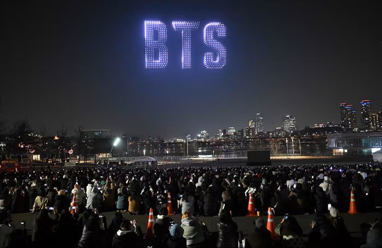 بعد 4 سنوات.. سيول تتزين بالبنفسجي احتفالا بعودة &laquo;BTS&raquo; - صورة 1