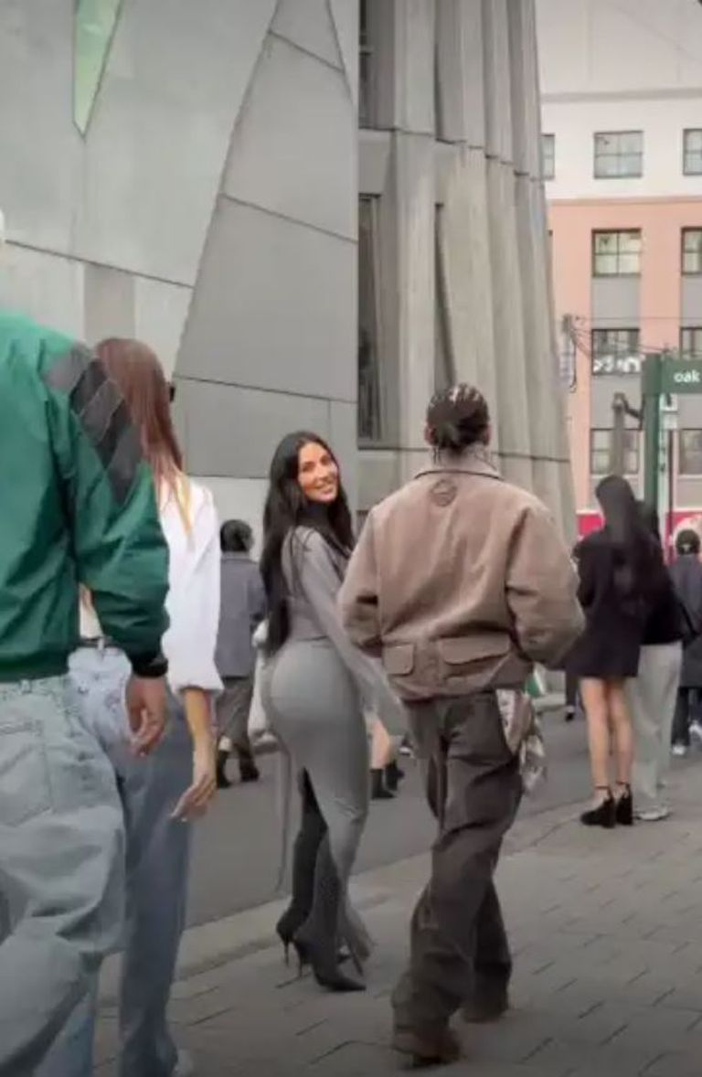 كيم كارداشيان ولويس هاميلتون يعلنان علاقتهما بجولة في طوكيو - صورة 1