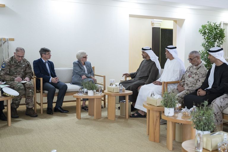 محمد بن زايد ووزيرة القوات المسلحة الفرنسية يبحثان التعاون الدفاعي والتصعيد بالمنطقة - صورة 2