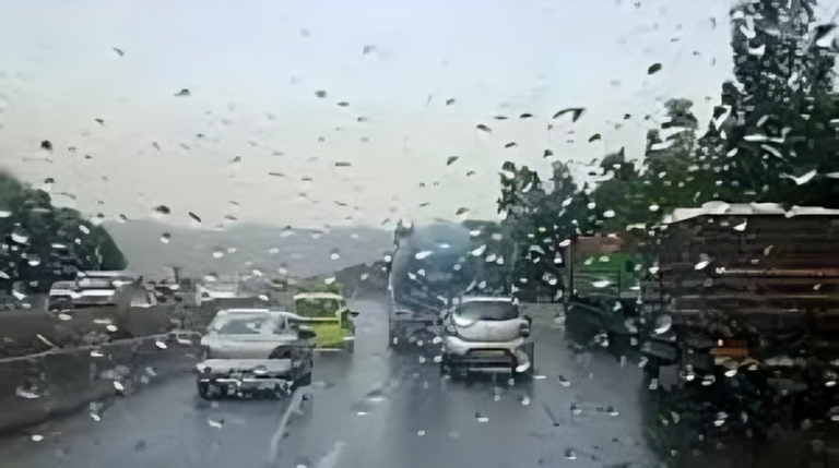 عاصفة رعدية في الجزائر.. الأرصاد تحذر من مخاطر الرياح والسيول - صورة 1