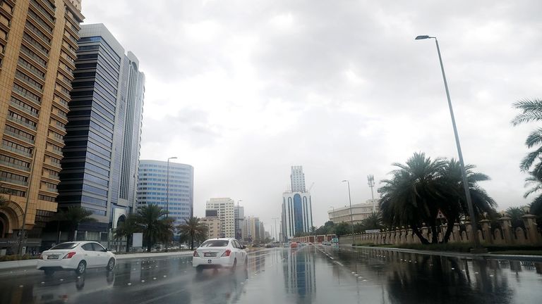 الطقس في الإمارات.. استمرار الأمطار الغزيرة حتى السبت المقبل - صورة 1