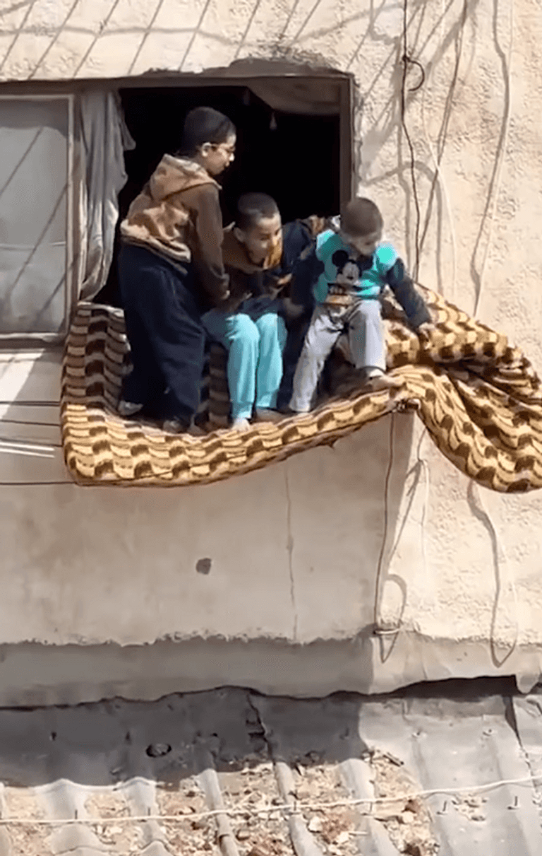 &laquo;لعبة الموت&raquo; فوق مرتبة.. فيديو مرعب لأطفال في شرفة طابق مرتفع - صورة 2