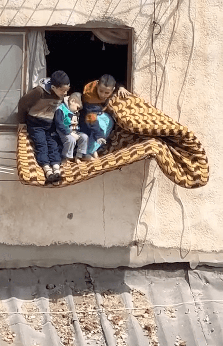 &laquo;لعبة الموت&raquo; فوق مرتبة.. فيديو مرعب لأطفال في شرفة طابق مرتفع - صورة 3