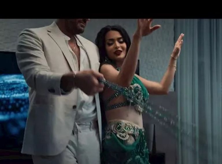 أشهر 10 مشاهد جريئة في فيلم السلم والتعبان 2.. أسماء جلال تثير الجدل - صورة 2